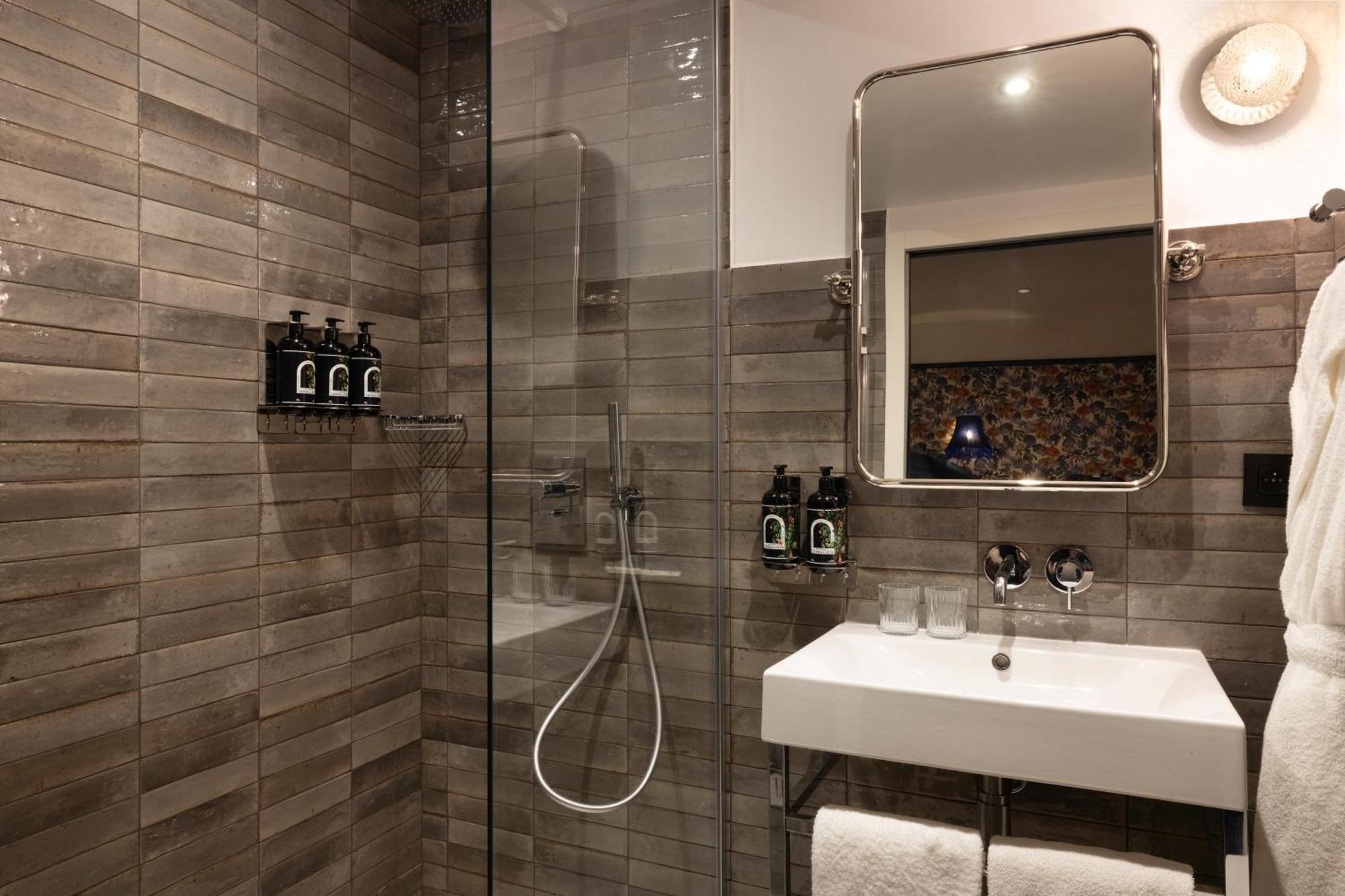 Hotel Ginette A La Folie & Spa Париж Екстериор снимка