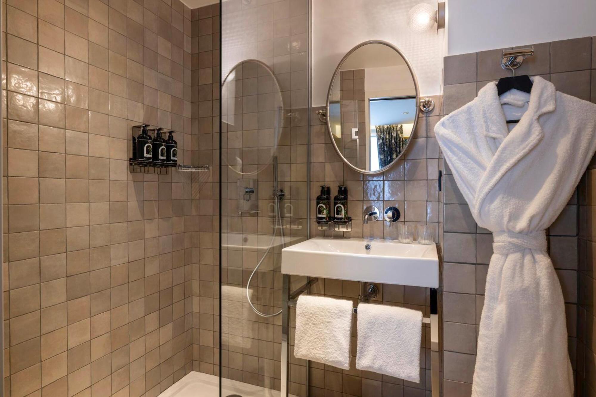 Hotel Ginette A La Folie & Spa Париж Екстериор снимка