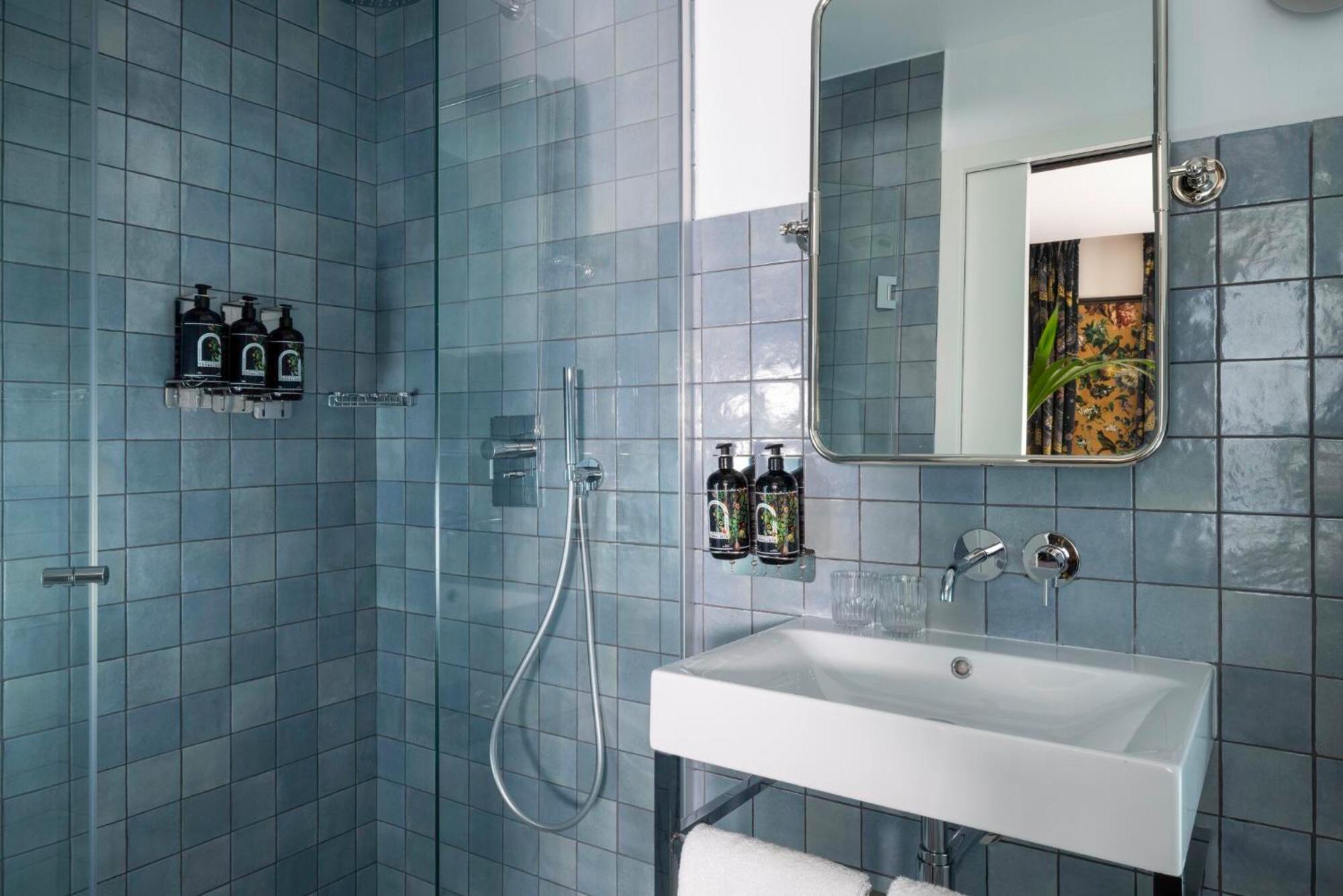 Hotel Ginette A La Folie & Spa Париж Екстериор снимка