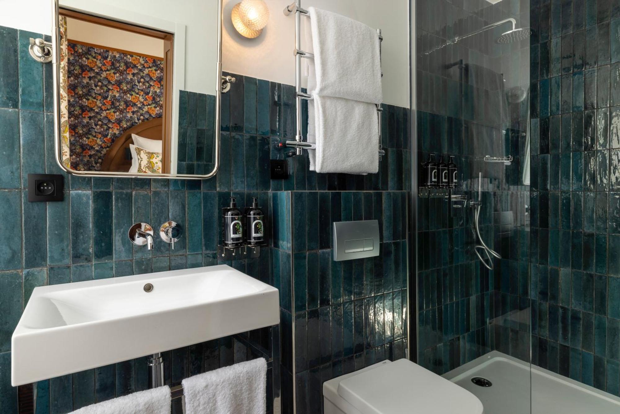 Hotel Ginette A La Folie & Spa Париж Екстериор снимка