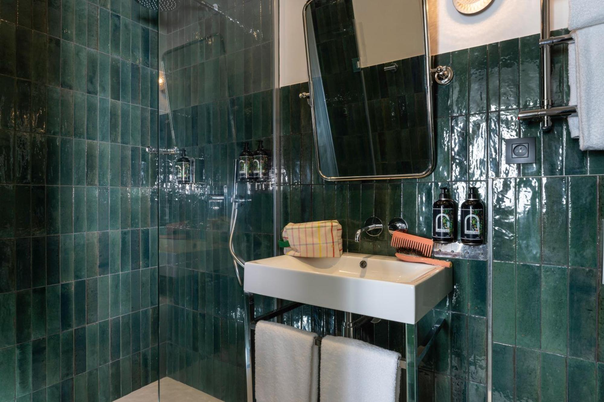 Hotel Ginette A La Folie & Spa Париж Екстериор снимка