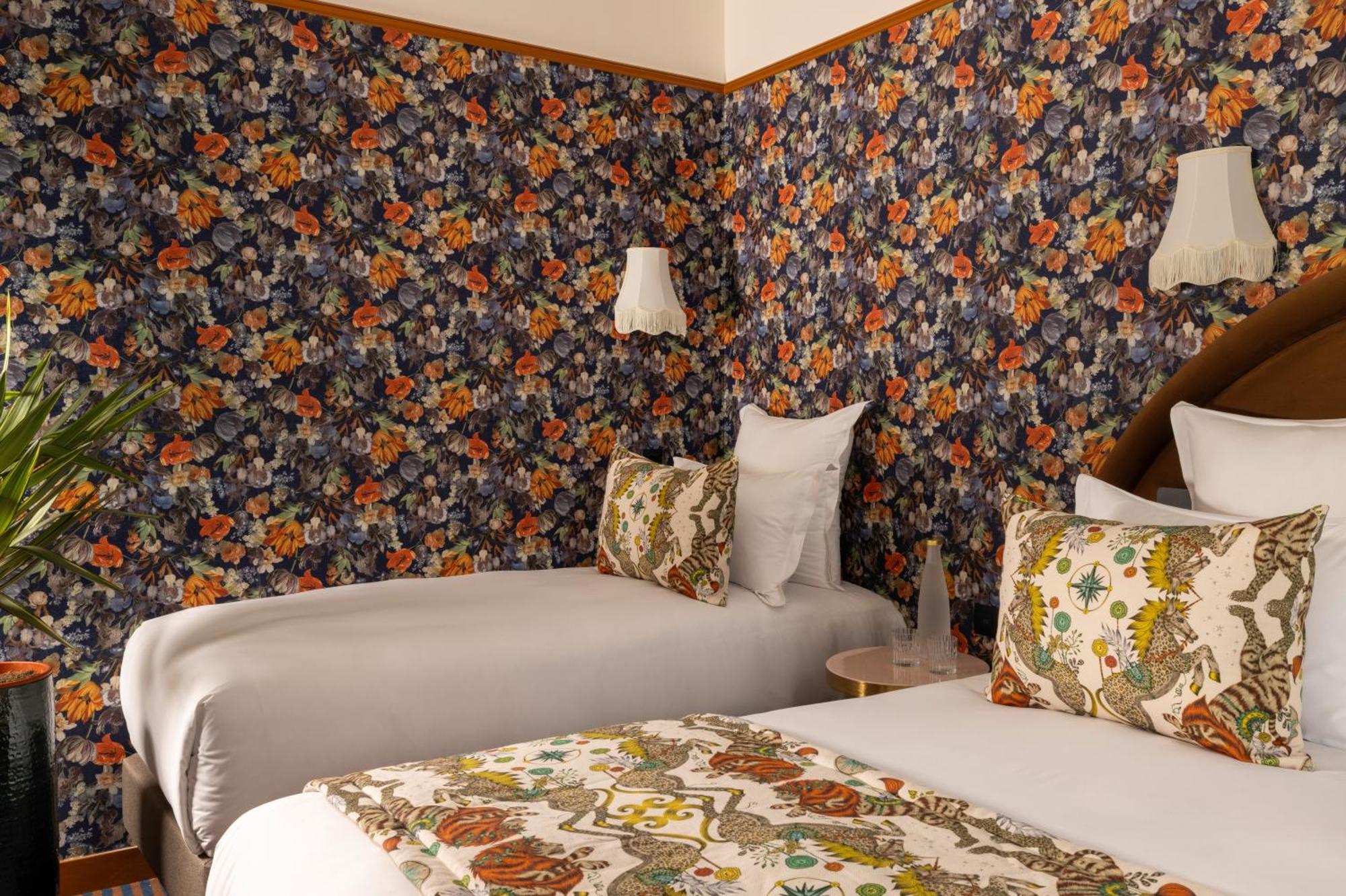 Hotel Ginette A La Folie & Spa Париж Екстериор снимка