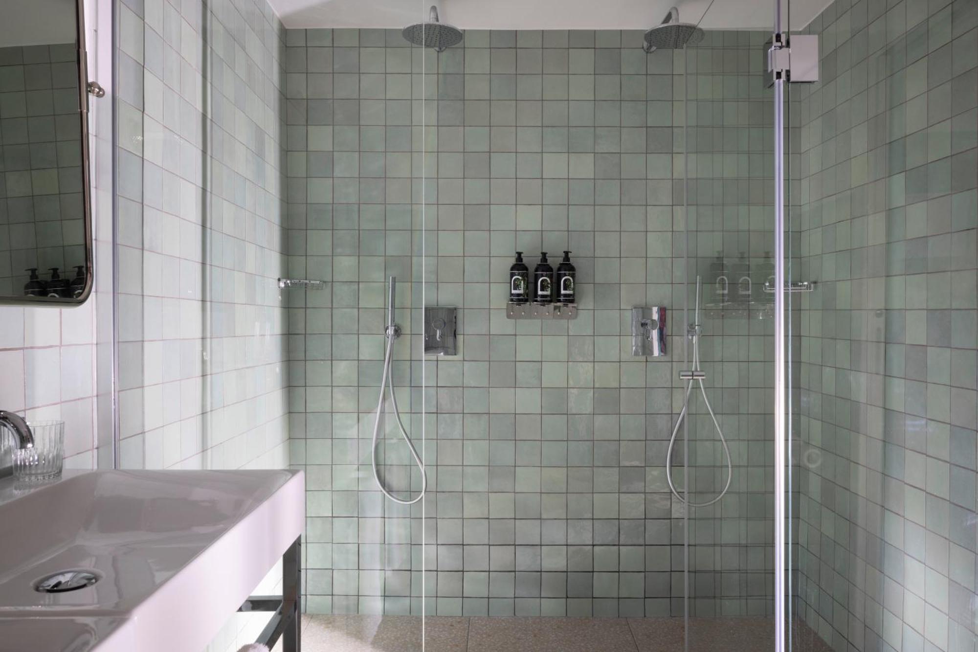 Hotel Ginette A La Folie & Spa Париж Екстериор снимка