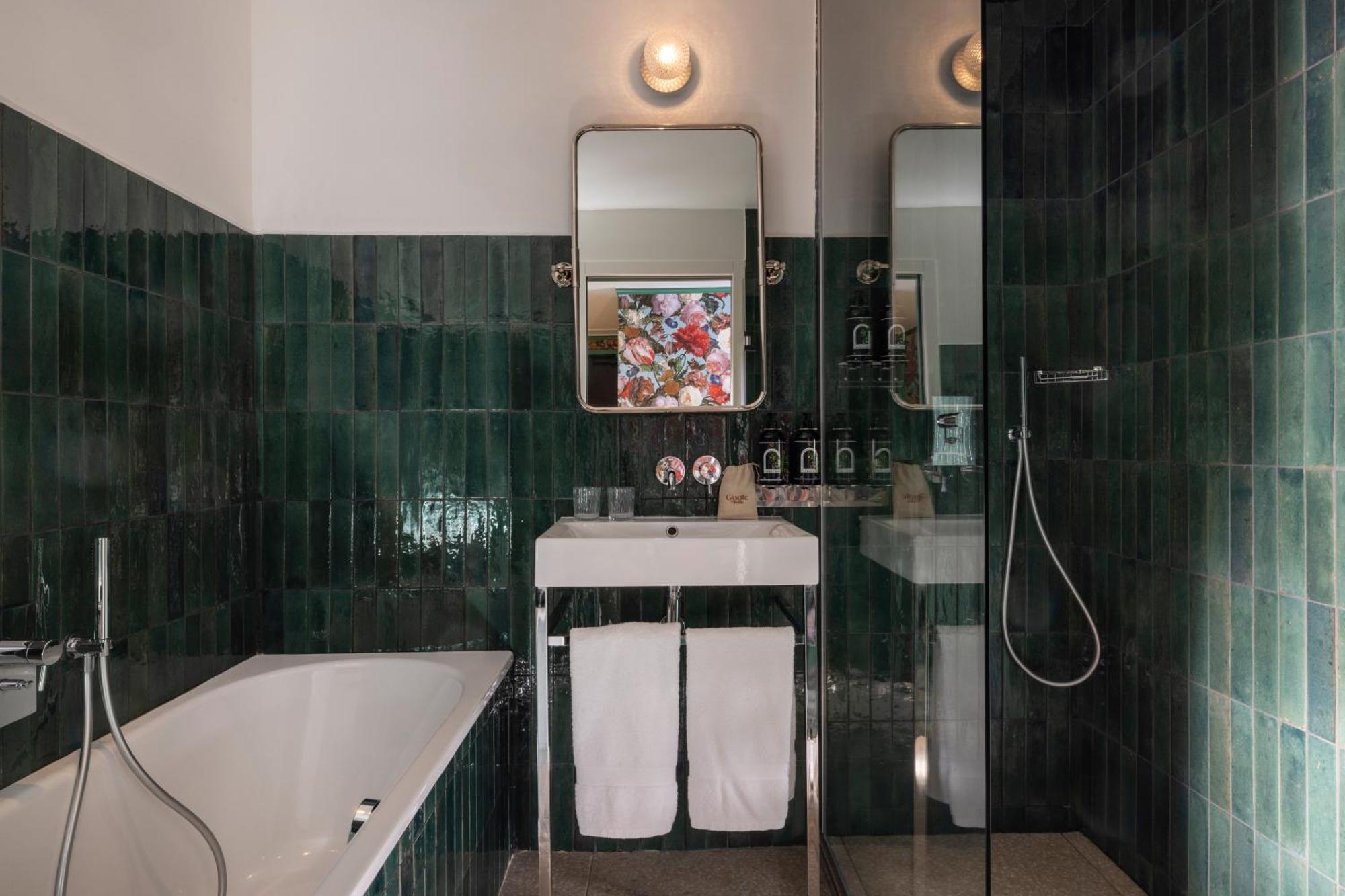 Hotel Ginette A La Folie & Spa Париж Екстериор снимка